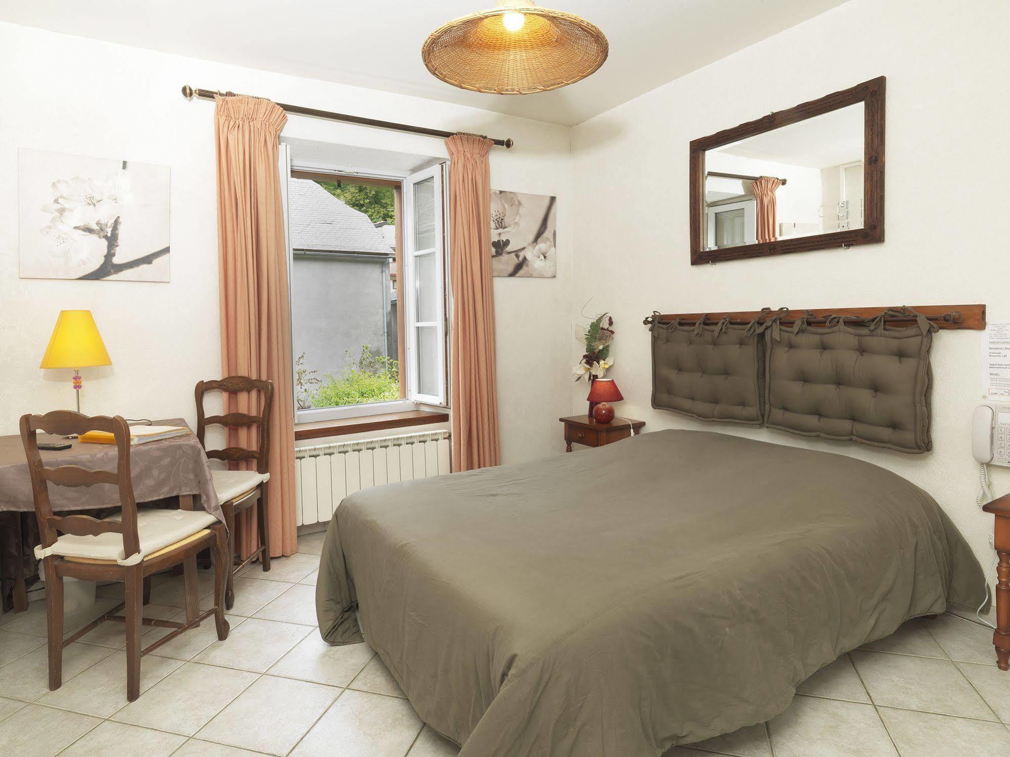 Auberge De L'Isard Saint-Denis  Buitenkant foto