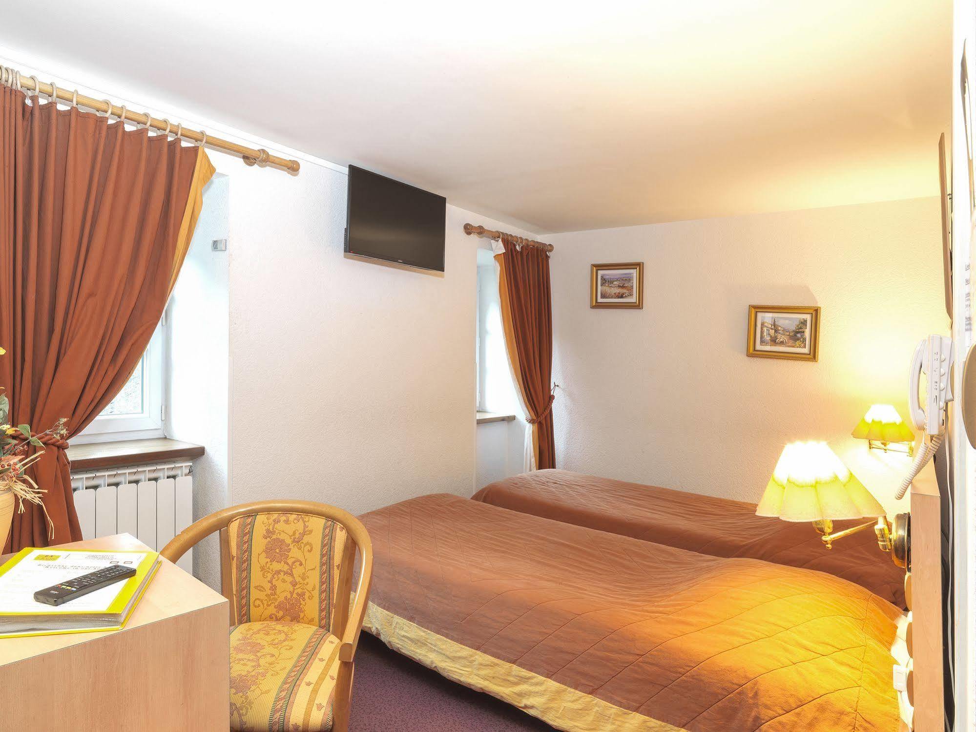 Auberge De L'Isard Saint-Denis  Buitenkant foto